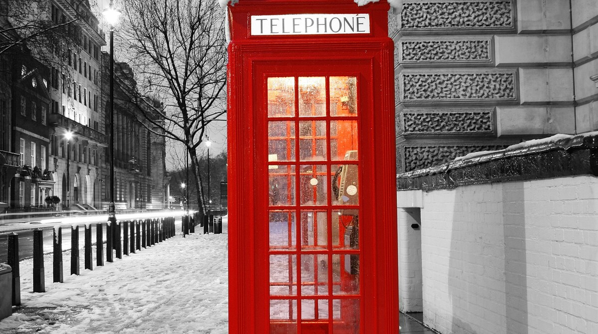 Zima u Londonu, crvena telefonska govornica u snijegu