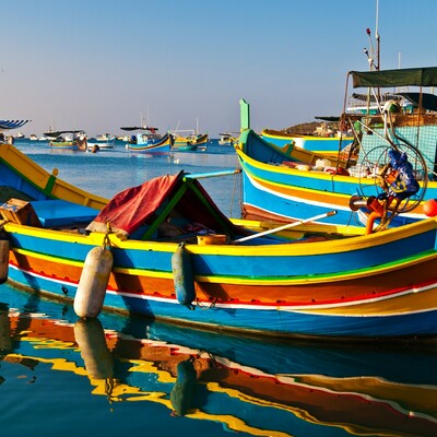 Luzzu čamci u 3 boje,  ljetovanje Mediteran, Malta, direktan let
