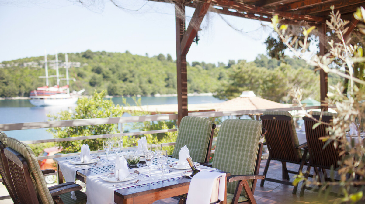 Ljetovanje u Hrvatskoj, Otok Mljet, hotel Odisej, restoran sa pogledom na more