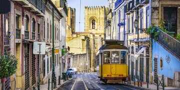 Žuti tramvaj u strarim ulicama Lisabona, putovanje u Lisabon i portugalska tura