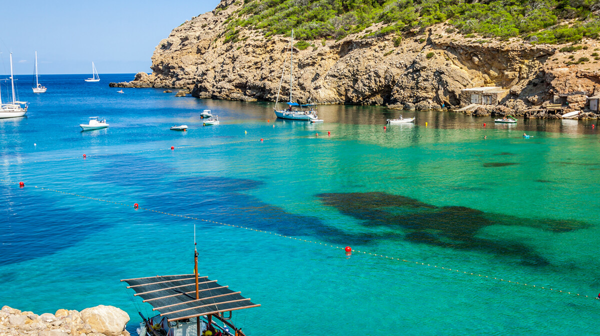 Plaža Cala Benirras na Ibizi, ljetovanje Mediteran, putovanje Ibiza, posebnim zrakoplovom