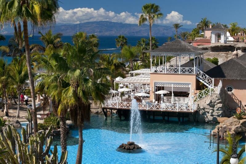 Tenerife mondo travel, Hotel Bahia del Doque, bazen sa fontanom među palmama