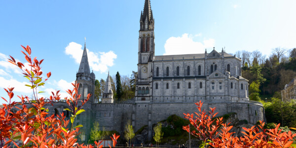 Lourdes, katedrala, Francuska