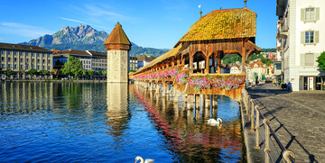 Kapellbrucke je simbol Luzerna, putovanje Švicarska, putovanje autobusom, mondo travel