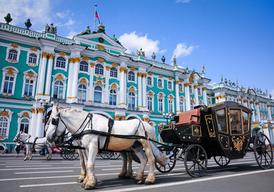 Kočija ispred muzeja Ermitaž, putovanje u St.Petrerburg avionom, garantirani polazak