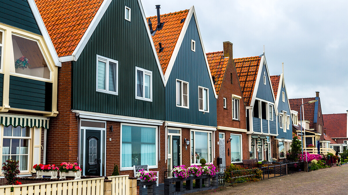 Raznobojne pročelja kuća u Volendamu, putovanje u Amsterdam