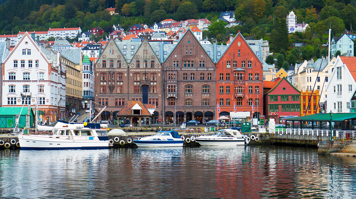 Raznobojne drvene kuće pod UNESCOM, putovanje Bergen, Norveška, Norveški fjordovi, mondo travel