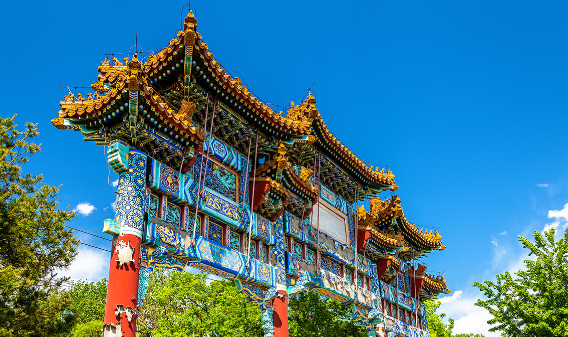 Kina - memorijalni luk u parku Jingshan ispred Muzeja palače - Peking