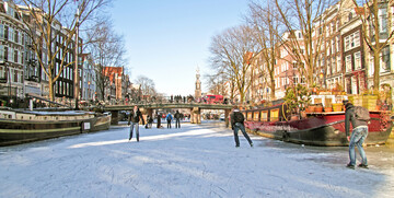 Klizanje na zamrnutom kanalu na putovanje u Amsterdam