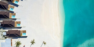 Maldivi, Olhuveli Beach & Spa Resort, panorama na vile na plaži sa bazenom