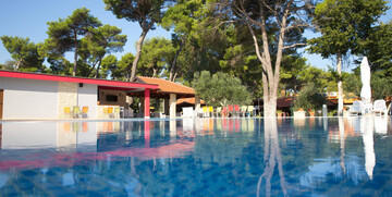 Vanjski bazen u turističkom naselju Mediteransko selo, Biograd na Moru.
