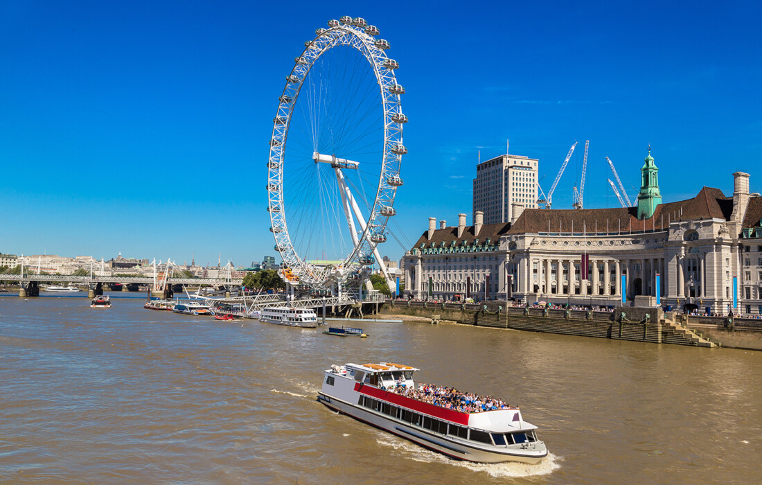 London eye i turistički brod na rijeci Themsi, London putovanje