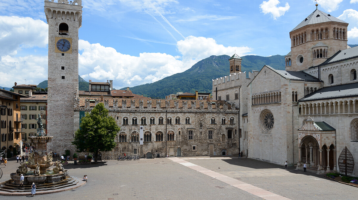 Piazza Duomo, Trento, mondo travel , putovanje Dolomiti i planinska bajka