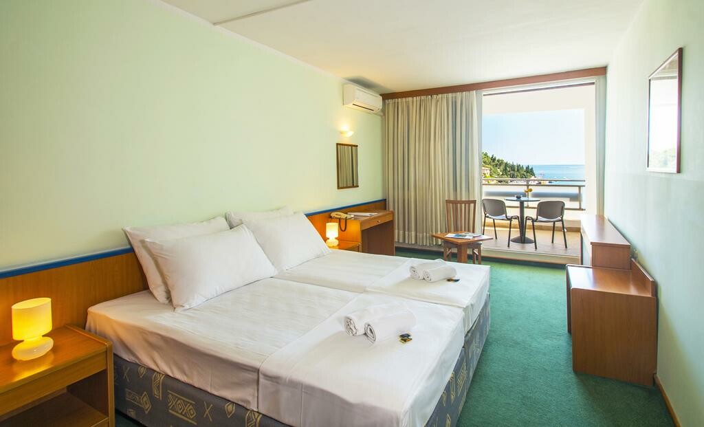 Rabac, Hotel Amfora, soba sa balkonom i pogledom na more