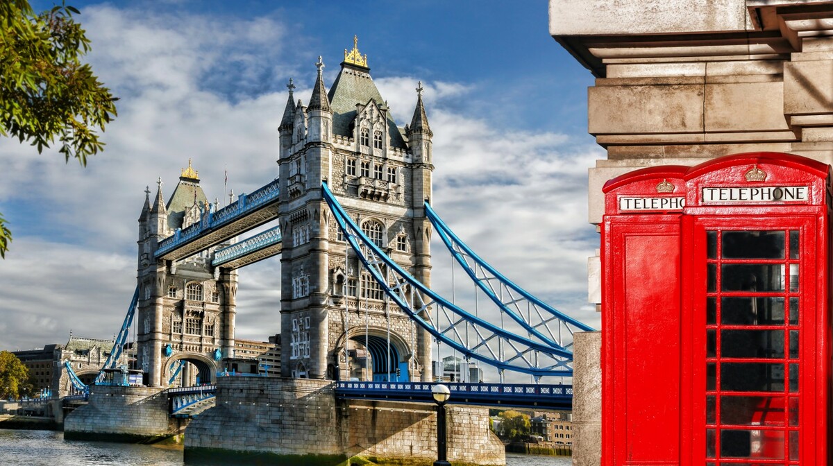 London tower bridge i crvena telefonska govornica na Garantirani polazak putovanje u London
