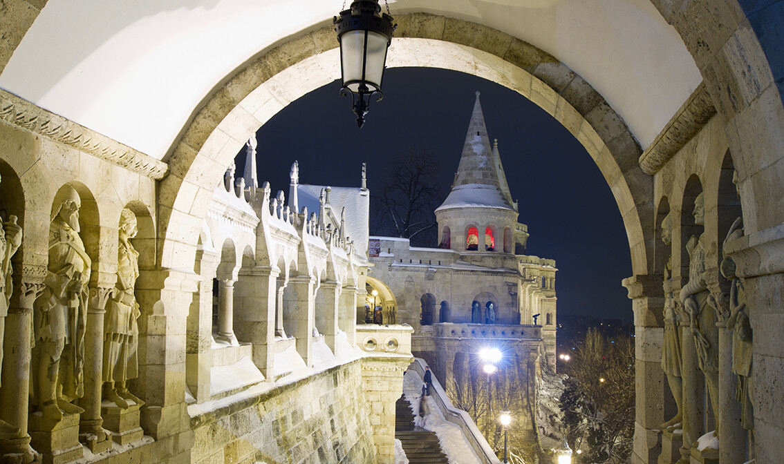 Ribarska utvrda u noći,  putovanje u Budimpeštu, Mondo travel