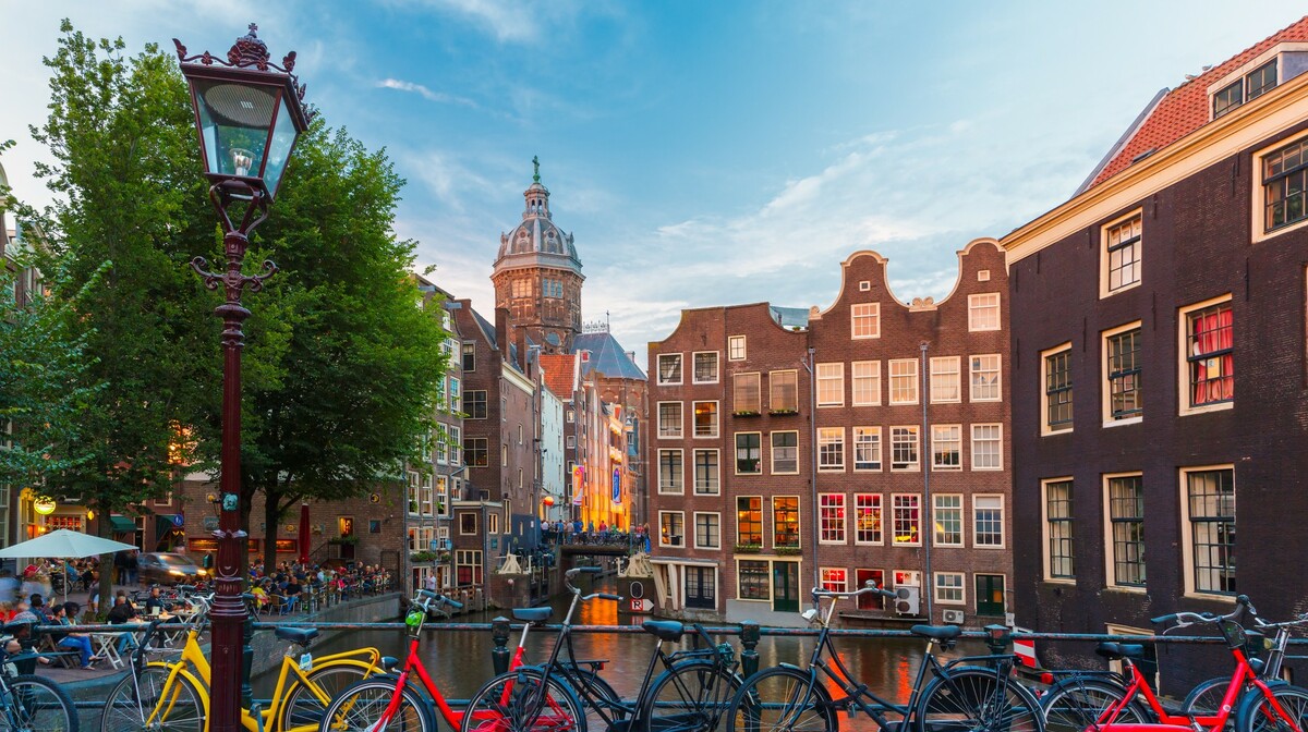 Kupola Sv. Nikole i bicikli uz kanal, putovanje u Amsterdam