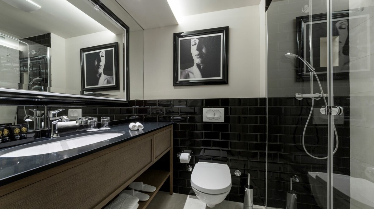 Baška Voda, Hotel Slavia, kupaonica u svim sobama