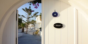 Santorini ljetovanje Hotel Sigalas Exclusive, ulaz u dvorište hotela