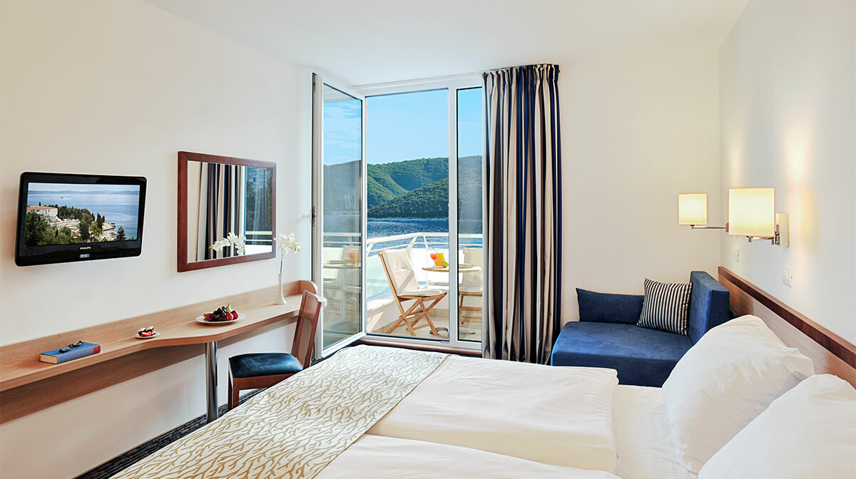 Dvokrevetna soba s pomoćnim ležajem, balkonom i pogledom na more Hotela Sanfior Rabac, mondo travel