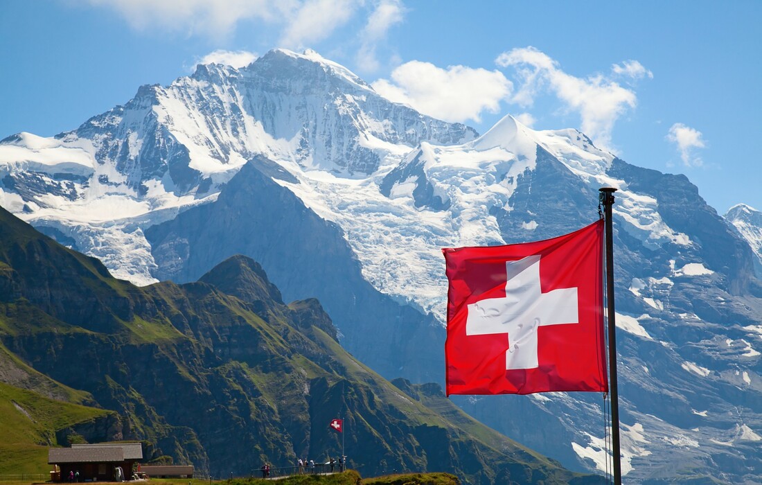 Švicarske alpe i švicarska zastava, putovanje u Švicarsku, garantirani polasci