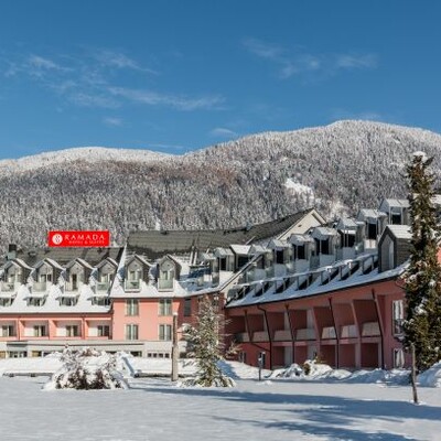 Slovenija, Skijanje u Sloveniji, Kranjska Gora, Ramada Hotel, pogled na hotel i planine u snijegu