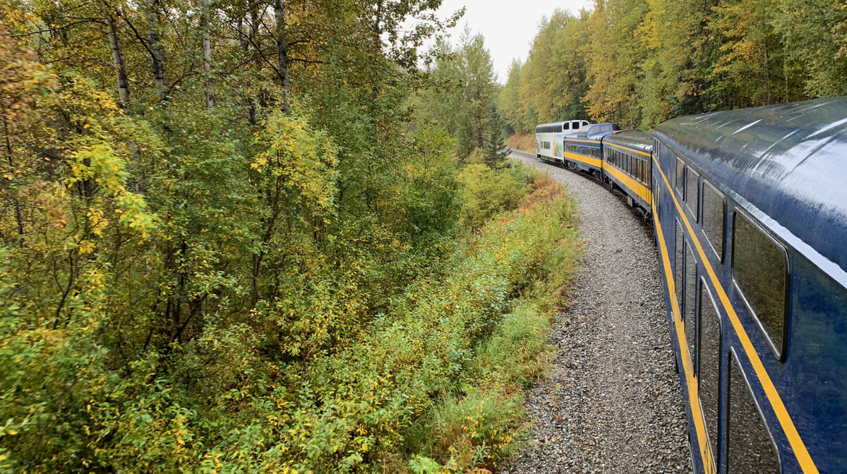 Aljaška željeznica prolazi kroz prirodu aljaske