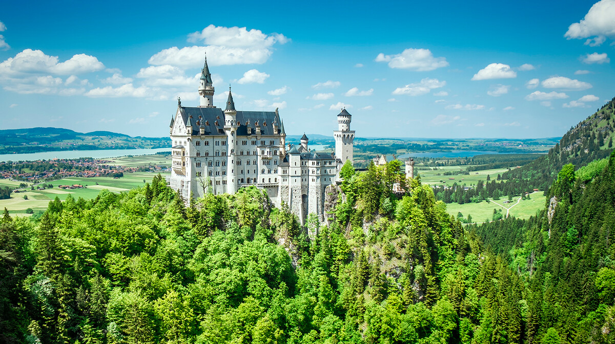 dvorac Neuschweinstein okružen zelenilom, autobusna putovanja, Mondo travel, europska putovanja