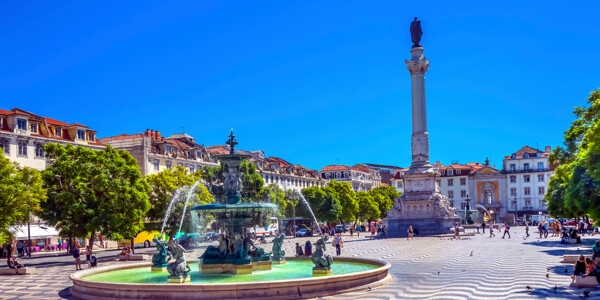 Fontana na trgu Rossio u Lisabonu, putovanje u Lisabon zrakoplovom