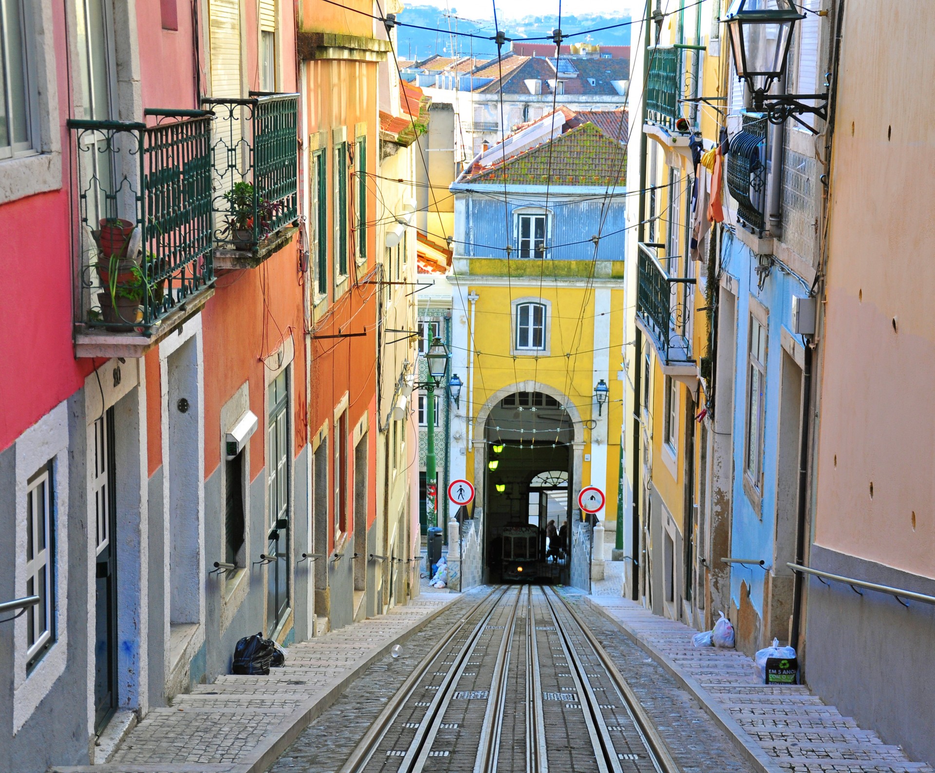 Šarene ulice na Bairo Alto u Lisabonu, putovanje u Portugal