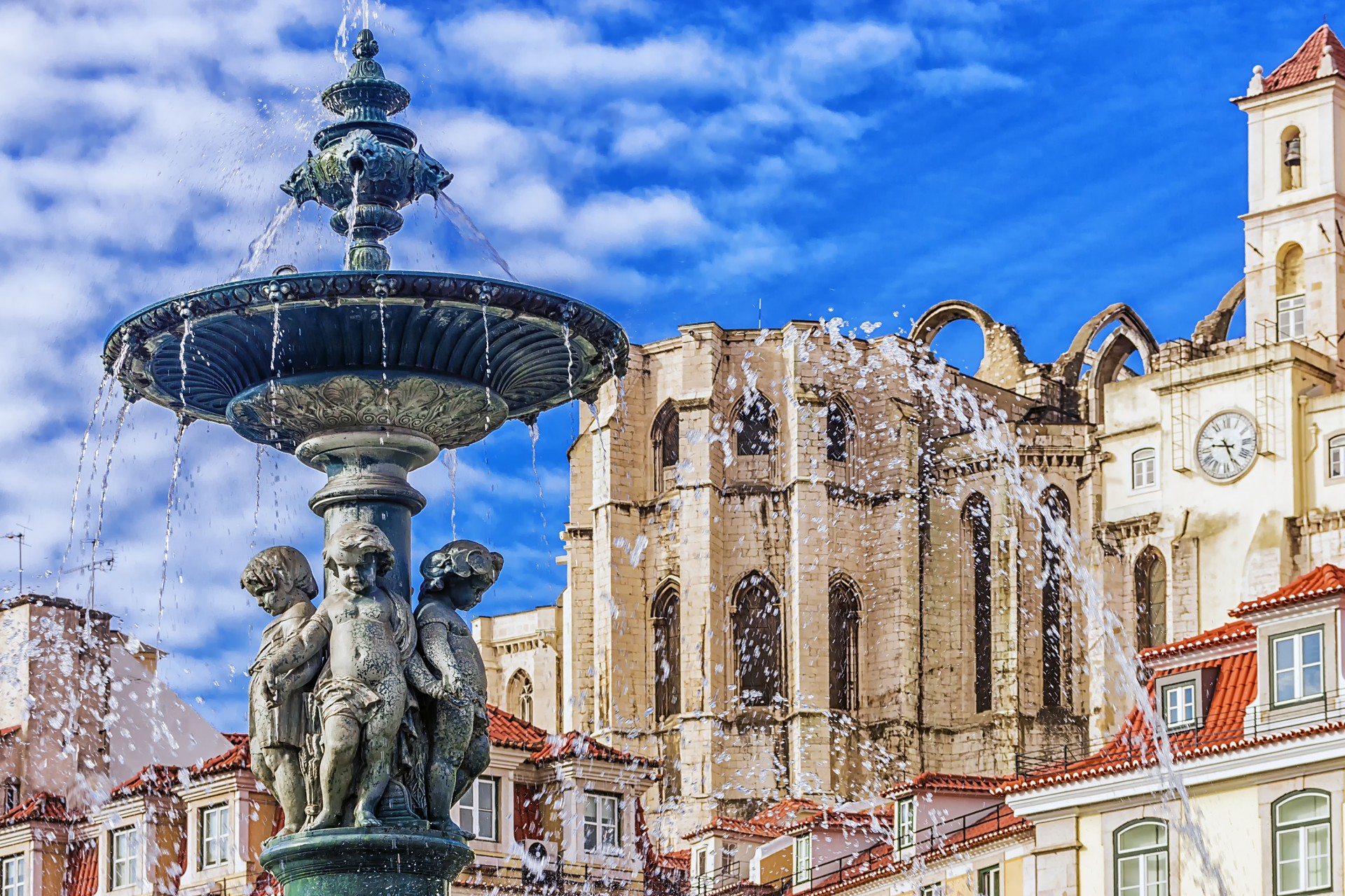 Fontana na trgu Chiado, Lisabon, putovanje u Portugal