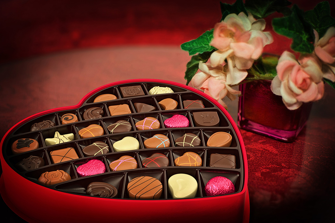 Valentinovo, čokoladna bombonijera u obliku srca, putovanje za dvoje, Vikend ljubavi